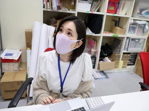 倉庫管理人を誘ってホテルに行きながらセックスする